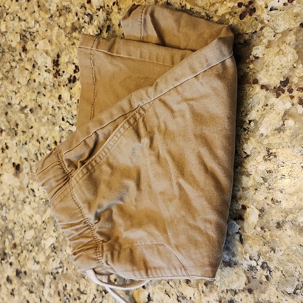 Old navy khacki pull on shorts